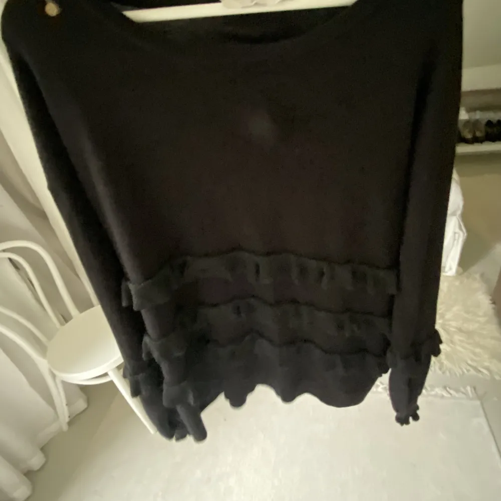Jättefin svart tröja med volanger. Inte använts på grund av att den är för stor för mig🤍 frakt ingår inte i priset . Tröjor & Koftor.
