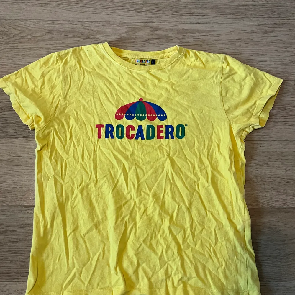 T-shirt från trocadero. . T-shirts.