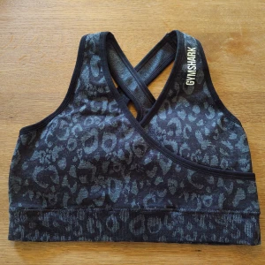 Gymshark camo sport bh, svart/grå - Sport bh från märket gymshark, i nyskick. Endast testad. 