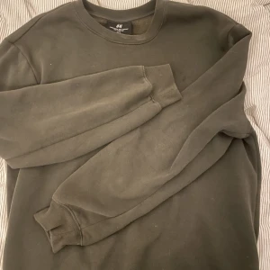 H&M hoddie - Fin hoddie utan luva från herravdelningen från H&M💚Jätteskötn material och så fin nu till hösten! Varsamt använd