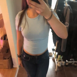 Tröja - En fin babyblå tröja i storlek M med knytning i ryggen. Helt ny med lappen kvar💕