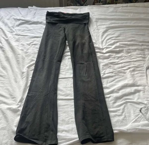 Yoga pants från Victoria secret  - As snygga yoga pants från Victoria secret köpta för ett par år sedan! Har en liten fettfläck men syns bara i solljus. Innerbenelängd: 78cm midjemått: 32 cm. De är stretchiga! Endast intressekoll!!