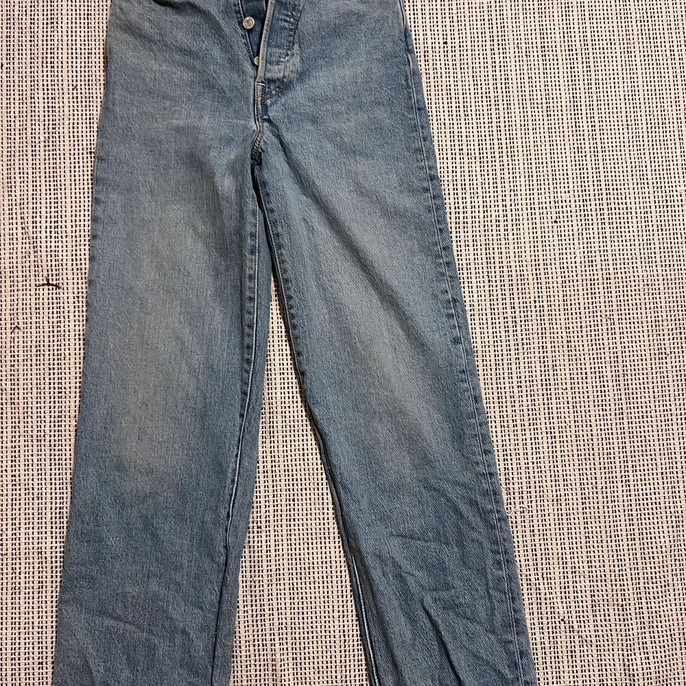 Jeans från Levis.  Storlek 23/29  Avklippta . Jeans & Byxor.