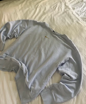 Vintage Nike tröja  - En sweatshirt i babyblå färg från Nike, vintage. Jättebraskick förutom lite spräcklig logga, storlek L så bra oversize 🩵