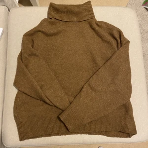 Stickad  - Super fin stickad tröja med krage.  Lite nopprig men går lätt att få bort  