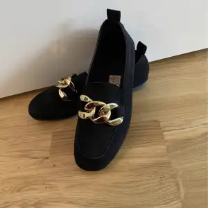Svarta skor i storlek 37, aldrig använda endast provade 