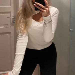stickad tröja - vit stickad tröja från gina! köpt för ca 300 och endast använd 1 gång, den är i storlek XS men är lite stor i storleken!