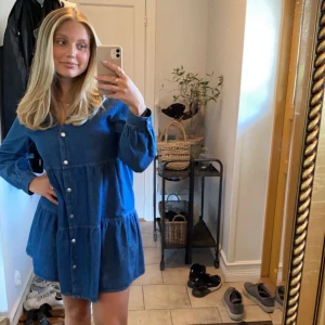 Zara jeans klänning  - Så snygg klänning från zara! Endast använd 1 gång så i toppenskick😍😍