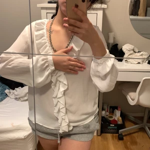 Vit skjorta  - Aldrig använd, bara testad. Ganska genomskinlig av sig. Annars är den helt underbar. Storlek 34(xs) men jag skulle nog ta den mer som S