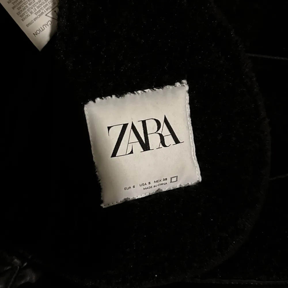 En skinn jacka från Zara säljs pga ingen användning. Knappt använd. Funkar för både tjejer och killar. Pris kan diskuteras vid snabb affär. Jackor.