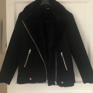 Jacka  - Säljer min trendiga jacka från HM. Jätte snygg och passar till allt. Dock är den lite luddig under armarna, se bild 3 👉🏽