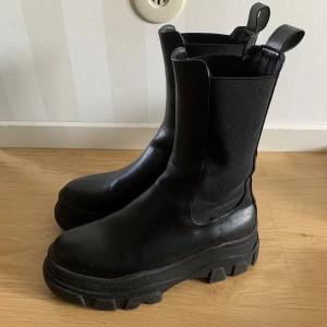 Boots - Säljer dessa boots från Bershka i väldigt bra skick, storlek 37.
