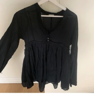 V ringad blus - Jätte söt V-ringad blus från hunkuddry Stockholm. Skick 7/10🤍  (lånade bilder! Skicka för egna bilder)