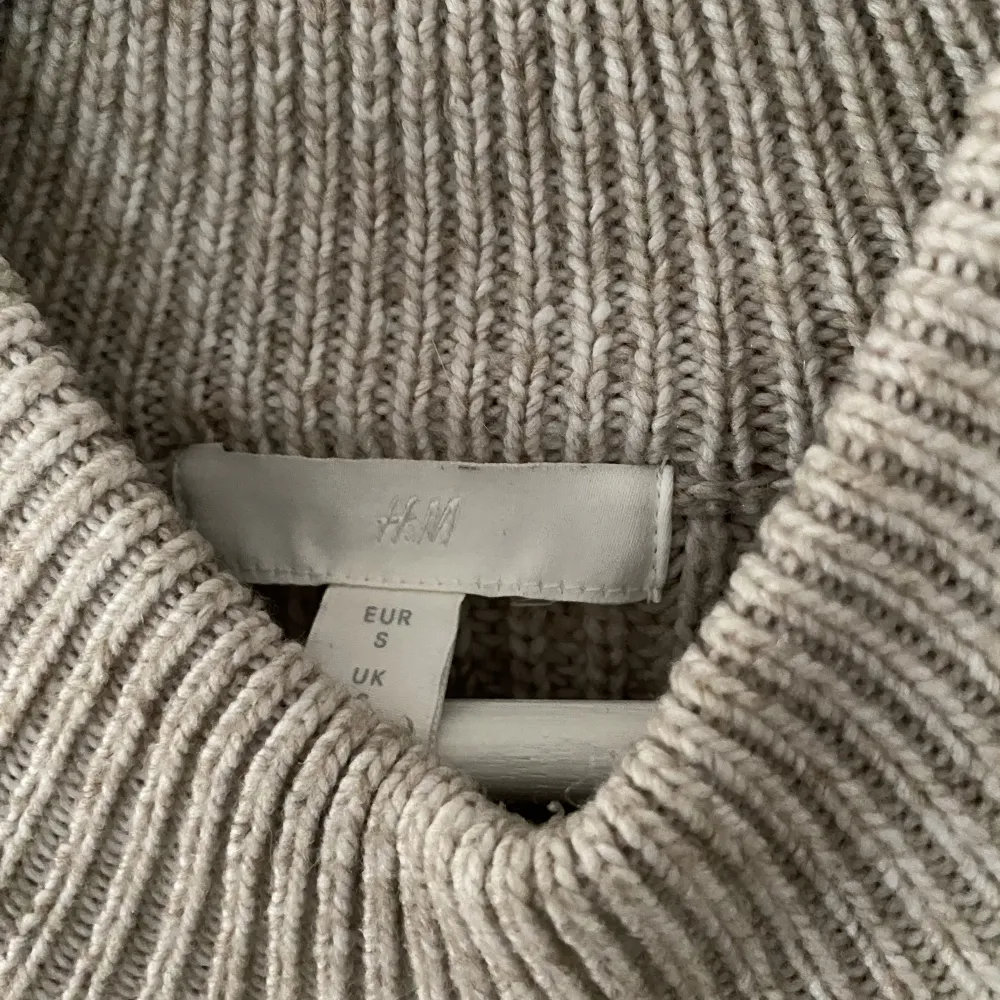 Säljer en stickad tröja från H&M i strl S. Kan antingen hämtas upp i Sundbyberg eller skickas mot fraktkostnad.. Tröjor & Koftor.