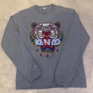 Kenzo tröja i bra skick 7/10, svårt att hitta just den här modellen. Nypris ca 2500+kr, true to size och funkar som unisex med! Snygg tröja för bra pris:)