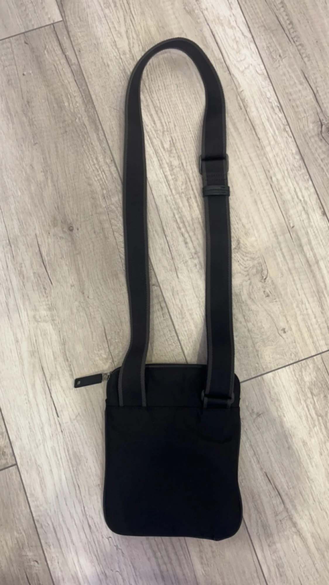 Hugo boss axelväska  - 90