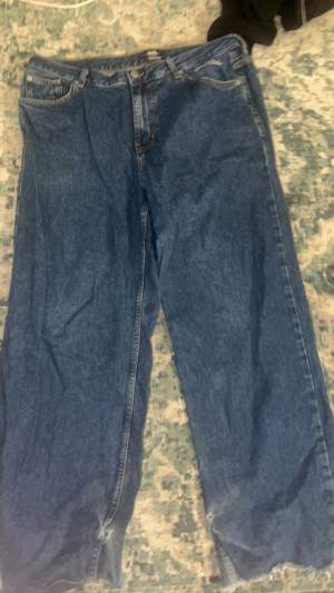 Baggy jeans från junkyard. Använts en del. Slitna längst ner. Org pris 600kr