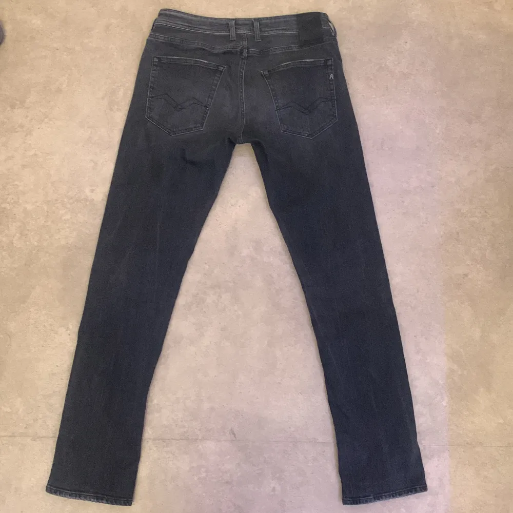 Replay jeans i mörkgrå färg, modellen Grover i dunder skick 7/10, snygga jeans för bra pris, nypris ca 1100, storlek W31 L32. Jeans & Byxor.