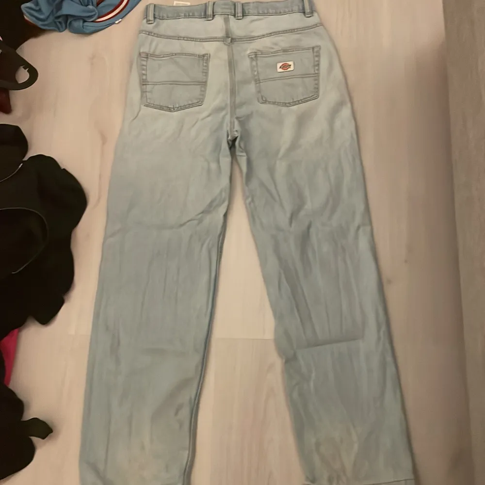 Tjena säljer nu mina baggy dickies jeans då jag bytt stil   Storlek  W30 L32. Jeans & Byxor.