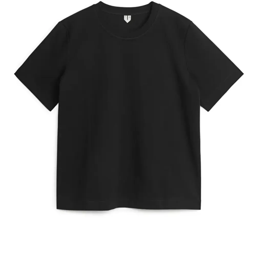 Säljer en svart och en grön T-shirt från arket eftersom dom är för små.  Det är storleken xs på båda. T-shirts.
