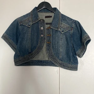 Jeans jacka - Kort jeansjacka, passar som en bolero på xs-M