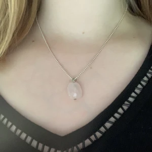 halsband - silverhalsband med en rosenkvarts kristall🤗