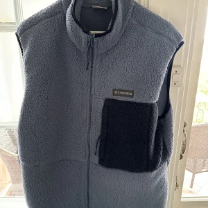 Columbia Väst - Säljer en nästintill oanvända väst från Columbia. Storlek L.
