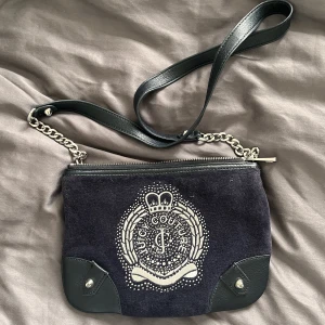 Juicy couture väska - En axelremsväska från juicy couture i bra skick! 