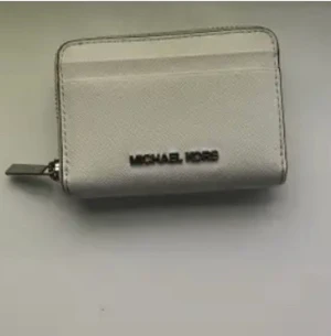  Michael kors  -  en mycket fin Michael kors plånbok. Den är i mycket bra skick då det är aldrig har använts. Går det bra att trycka på köp nu knappen. Bara att skriva om ni har frågor