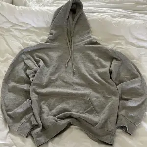 En vanlig grå hoodie i lite oversize. Använd men inga tydliga defekter 😊 
