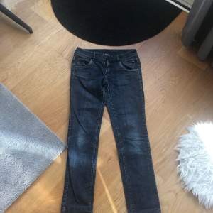 Säljer ett par gamla jeans från Gina storlek 28 i midjan bra skick. Skriv till mig för mer info eller annat. Pris kan diskuteras vid snabb affär 