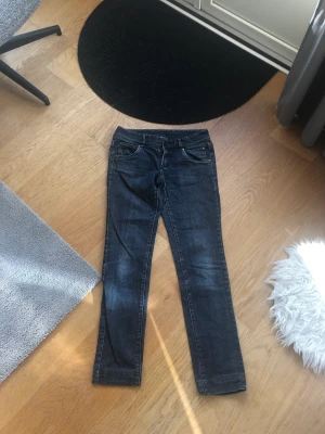 Ginajeans - Säljer ett par gamla jeans från Gina storlek 28 i midjan bra skick. Skriv till mig för mer info eller annat. Pris kan diskuteras vid snabb affär 