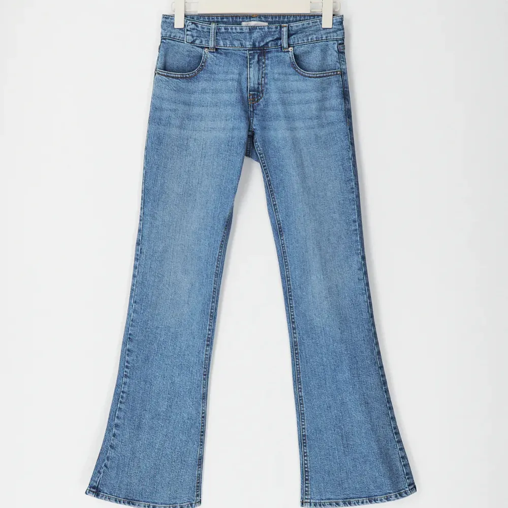 Lågmidjade jeans från Gina Tricot, aldrig använda, slutsålda på hemsidan, storlek 36🤍 Kontakta mig för fler bilder. Jeans & Byxor.