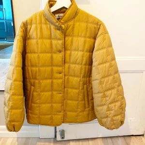 Rodebjer sandie jacket - Säljer denna fina senapsgula jacka från Rodebjer, modell sandie. Jackan är använd och det finns tecken på detta (se bilder på små fläckar). Fläckarna gör inget för helhetsintrycket och därför har jag aldrig försökt få bort dem. 