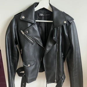 Skinnjacka - Skinnjacka från zara, använd fåtalgånger 