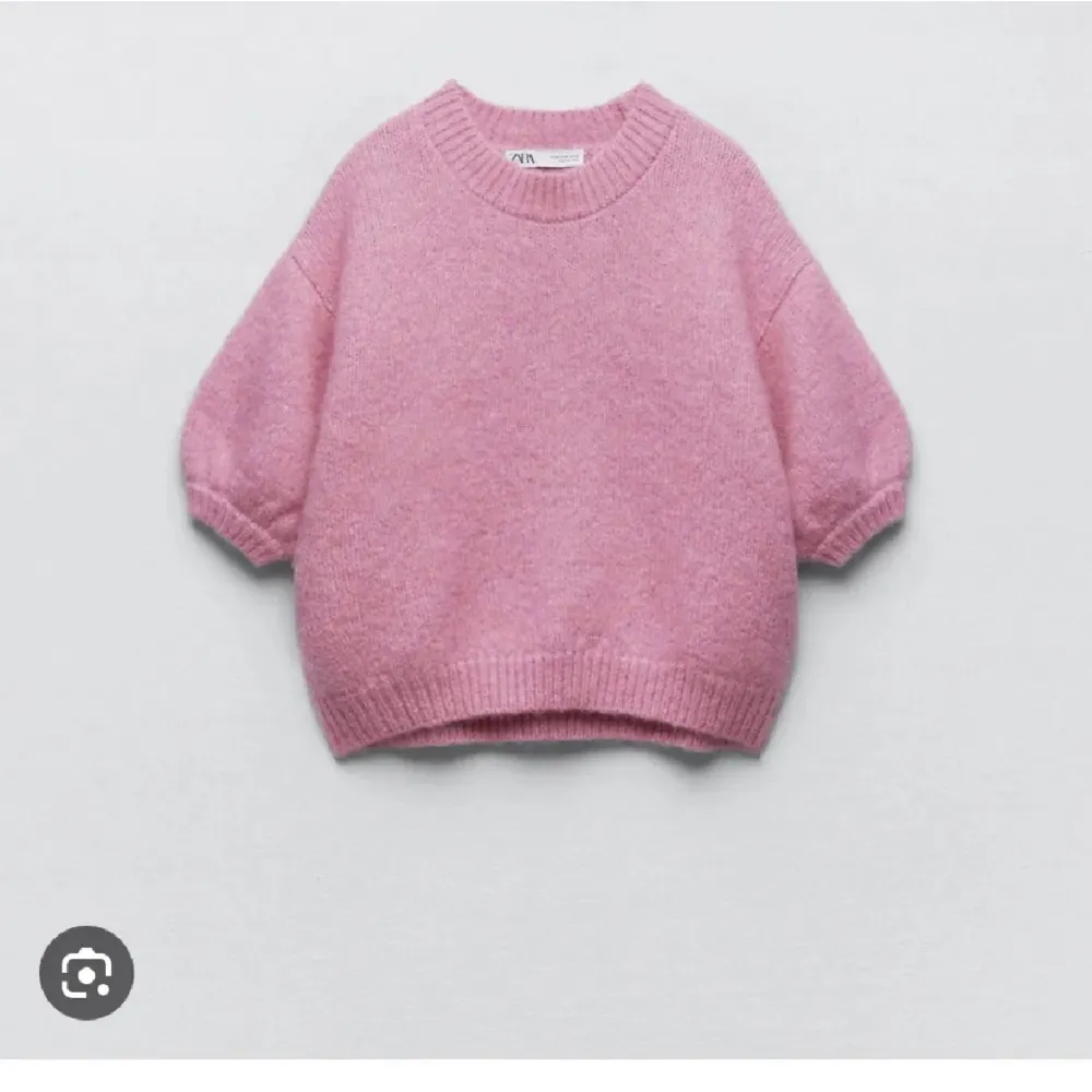 Säljer denna superfina tröja från Zara, köpt på plick men kommer tyvärr inte till användning. I bra skick! . Tröjor & Koftor.