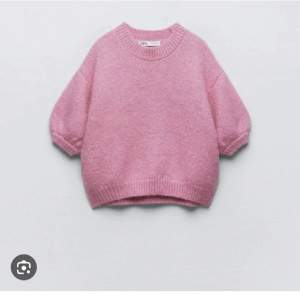 Säljer denna superfina tröja från Zara, köpt på plick men kommer tyvärr inte till användning. I bra skick! Köp direkt för 300kr