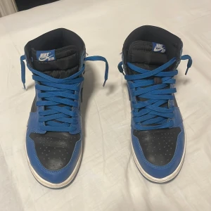 Jordan 1 high mariana blue  - Har använt dem minst 5 gånger köpte fel storlek.köpte dem för 2,500 .tvättar dem för dig och du får ett nytt snöre på köpet.