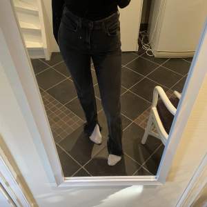 säljer mina mörkgrå/svarta jeans med slits från zara. näst intill aldrig använda. 