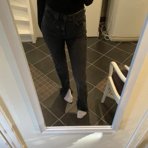 Jeans  - säljer mina mörkgrå/svarta jeans med slits från zara. näst intill aldrig använda. 