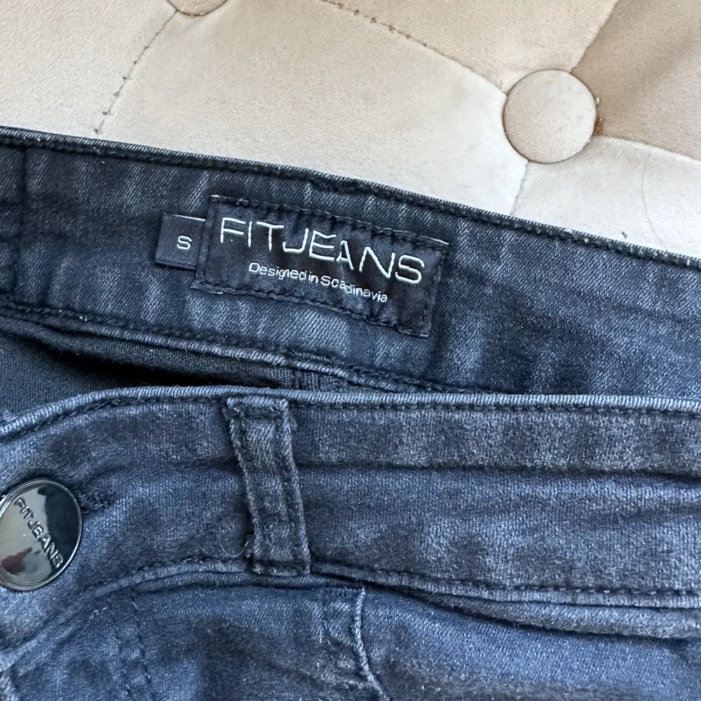 Säljer mina svarta jeans från FitJeans. Köpte för 699kr några år sedan. Använt skick, färgen har tvättats av lite men skitsnygga ändå!🖤 Myxket stretch i dem.. Jeans & Byxor.