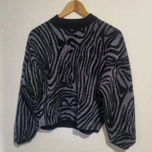 Glittrig tröja från stories - Glittrig tjock "sturdy" tröja från & other stories. Jättefint skick. Strl m. 