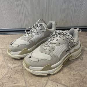 BALENCIAGA TRIPLE S - Säljer dessa balenciaga triple s som är varsamt använda och i väldigt bra skick! Det medföljer kartong, dustbag, extra snören och tags och finns även orderbekräftelse att se!  Strl 39, unisex och passar alla!  Ordinarie pris 8000kr 