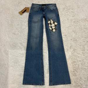 Lowrise och bootcut jeans, i perfekt skick 💕 Midjan är 72cm och innerbens är 88cm 💓