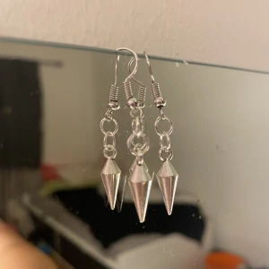 Silverörhängen - Hej! Säljer dessa jättefina örhängen från mitt smyckesföretag🙌 Det är nickelfria och i rostfritt stål, säljs för  10kr + 13kr frakt💘 kontakta mig om ni är intresserad, betala via swich 