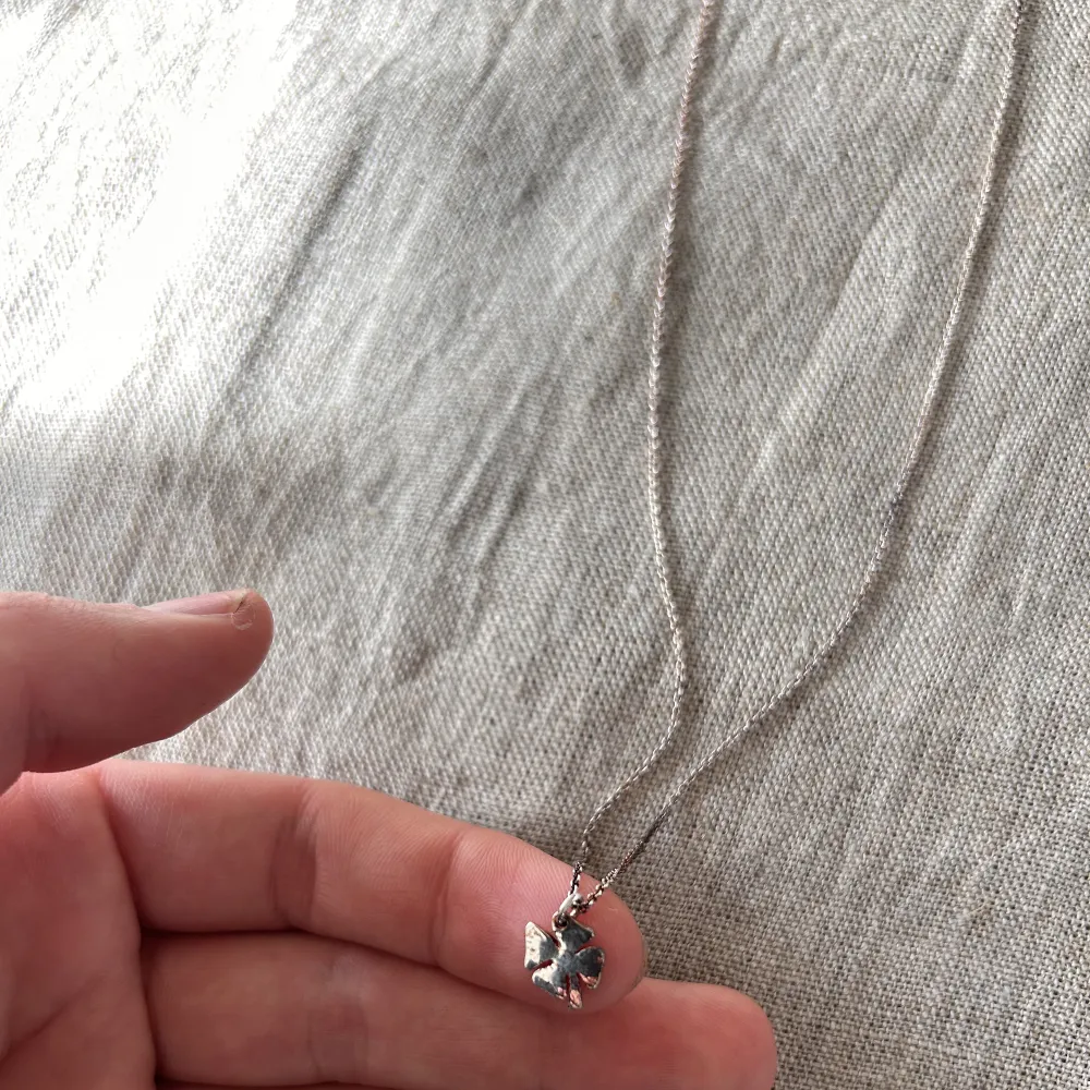 Helt nytt halsband från StsterP. Halsbandet är helt oanvänt men har blivit lite missfärgat då det har legat länge, där av priset. Funkar jätte bra att göra rent med silverputs så kommer det se ut som nytt igen. Självklart kommer asken med.. Accessoarer.