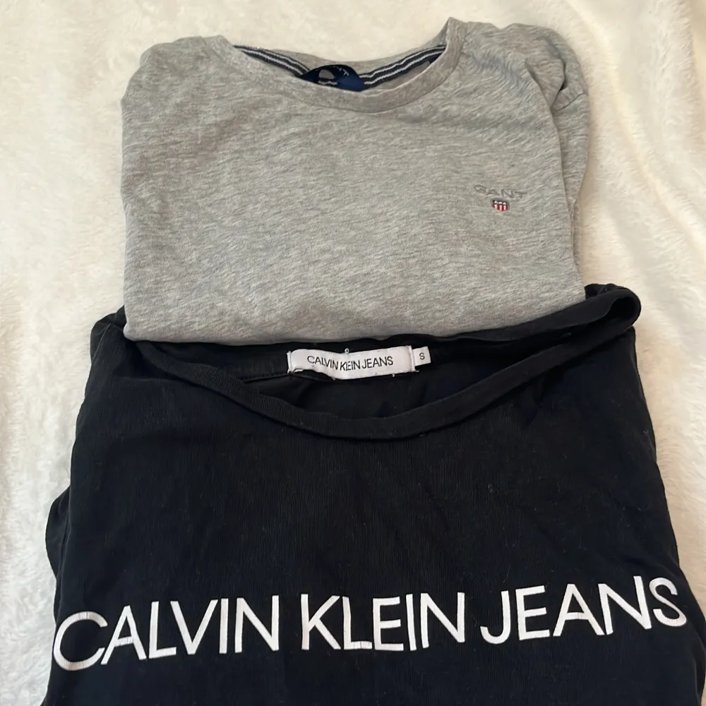 Båda i ny skick, Calvin köptes för 449, och fint för 229! 70kr st 110 för båda. T-shirts.