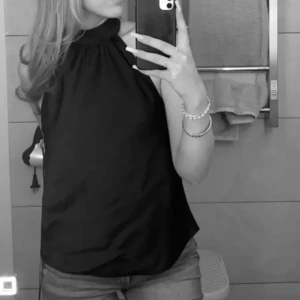 Bikbok topp - Säljer denna superfina fest toppen ifrån bikbok. Kommer ej till användning längre. Fint skick💕