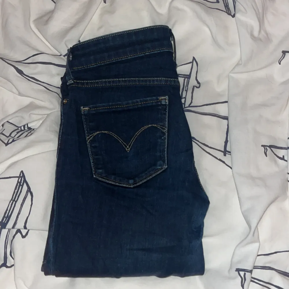 Säljer dessa jätte snygga lågmidjade jeans från levis då dem e för små. Jeans & Byxor.
