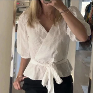 H&M vit blus - Helt oanvänd blus från H&M i stl S🫶🏼